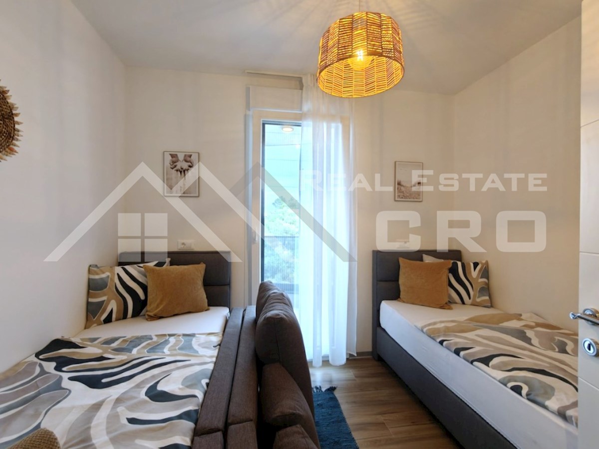 Nepremičnine Čiovo – Elegantno opremljeno stanovanje v moderni novogradnji v bližini morja, naprodaj