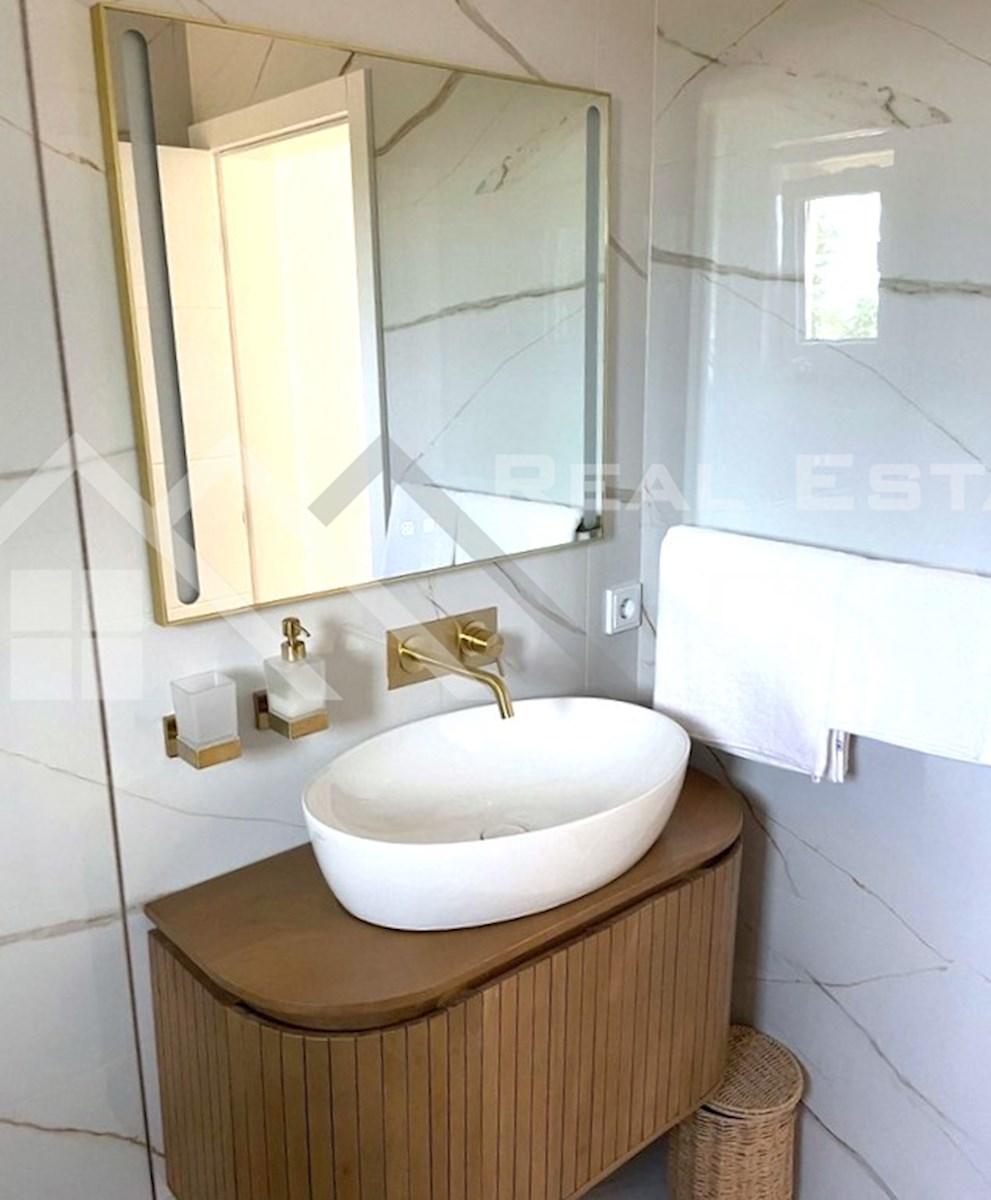 Nepremičnine Brač - Naprodaj čudovita kamnita hiša z bazenom na prostornem mediteranskem posestvu, naprodaj