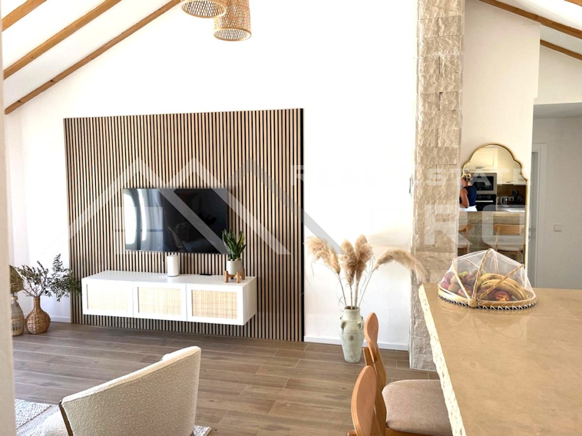 Nepremičnine Brač - Naprodaj čudovita kamnita hiša z bazenom na prostornem mediteranskem posestvu, naprodaj