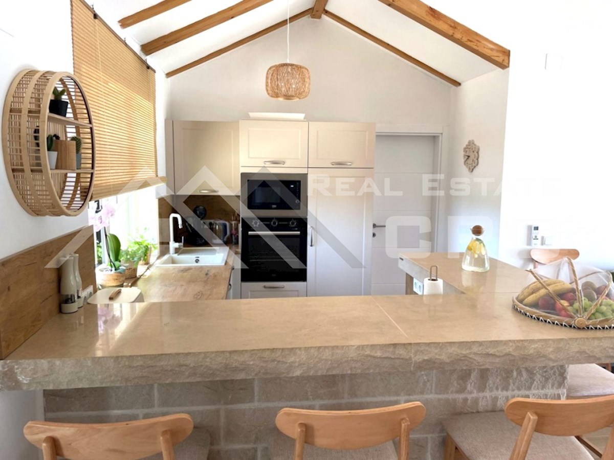 Nepremičnine Brač - Naprodaj čudovita kamnita hiša z bazenom na prostornem mediteranskem posestvu, naprodaj