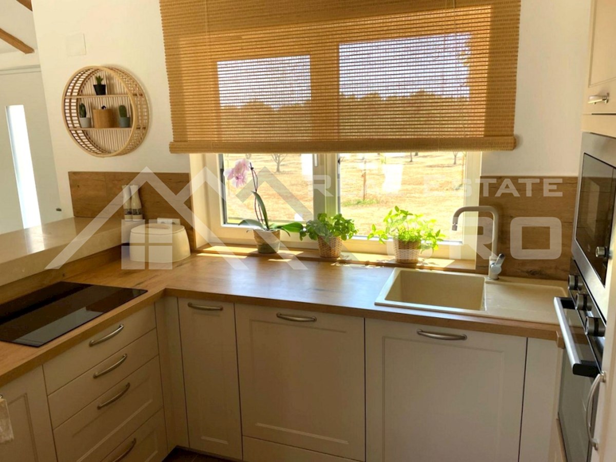 Nepremičnine Brač - Naprodaj čudovita kamnita hiša z bazenom na prostornem mediteranskem posestvu, naprodaj