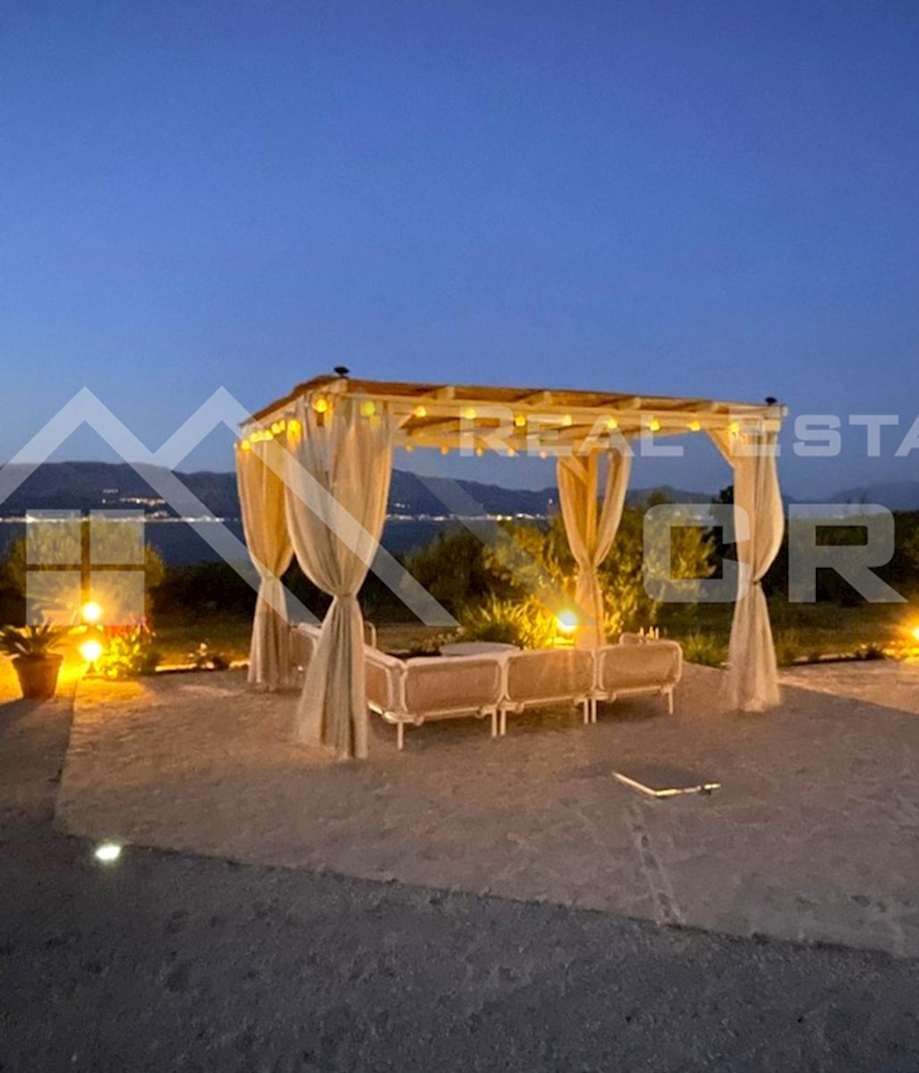 Nepremičnine Brač - Naprodaj čudovita kamnita hiša z bazenom na prostornem mediteranskem posestvu, naprodaj