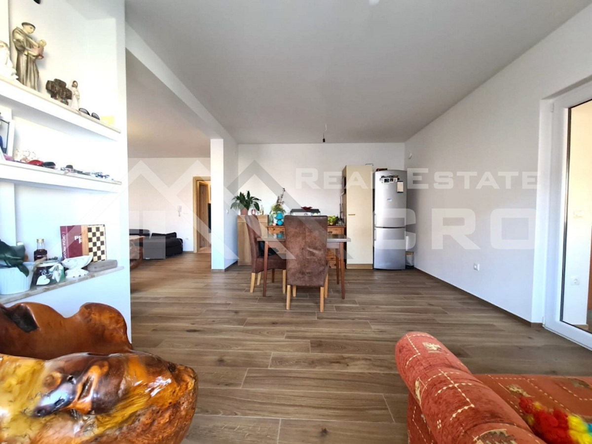 Nepremičnine Čiovo - Opremljeno trisobno stanovanje v lepi stanovanjski soseski, prodamo