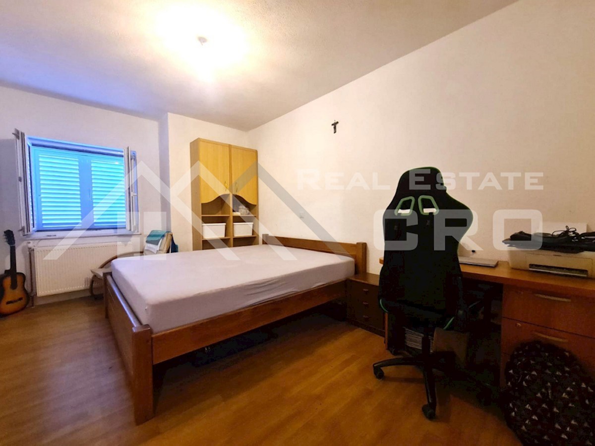 Nepremičnine Čiovo - Opremljeno trisobno stanovanje v lepi stanovanjski soseski, prodamo