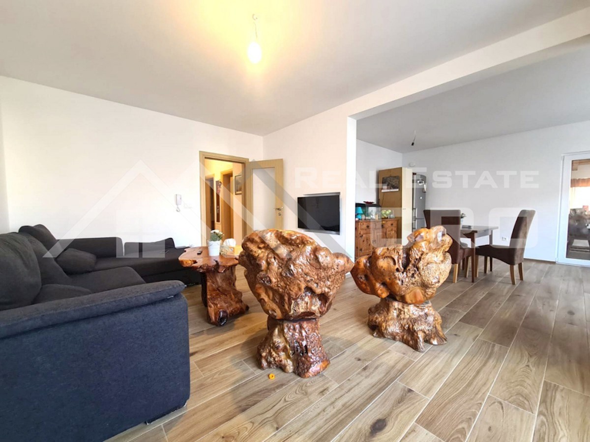 Nepremičnine Čiovo - Opremljeno trisobno stanovanje v lepi stanovanjski soseski, prodamo