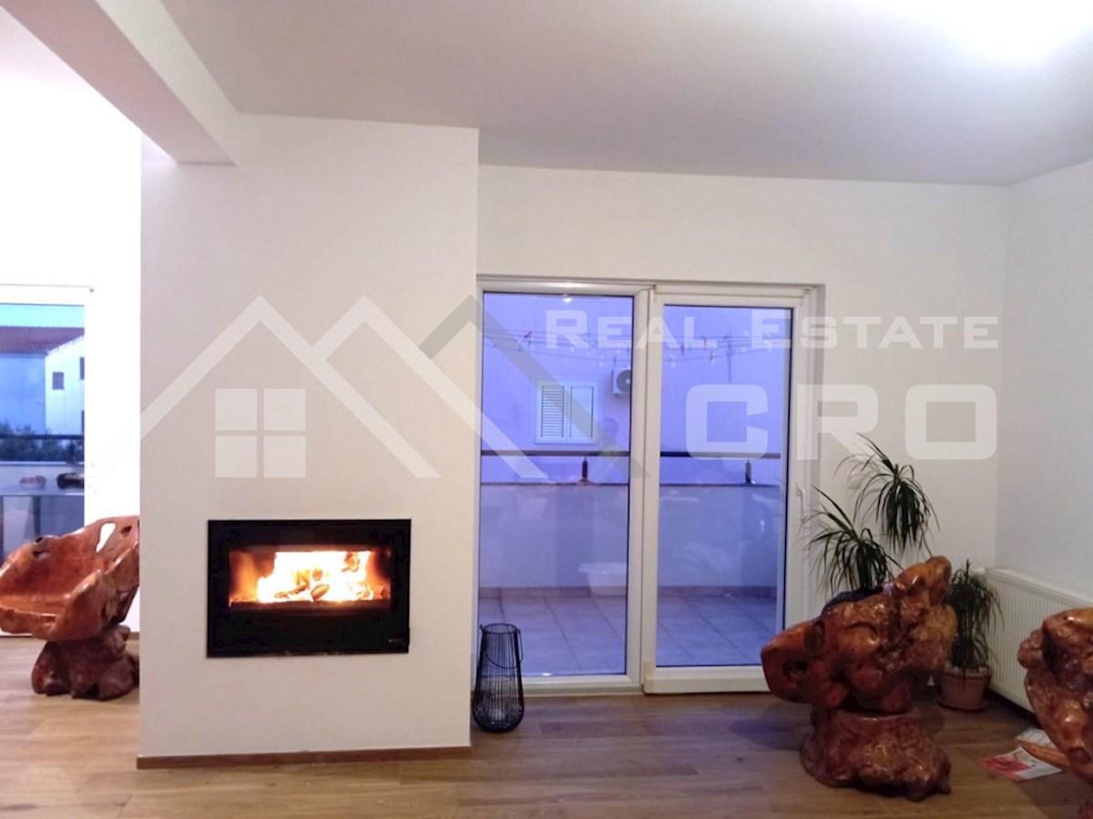 Nepremičnine Čiovo - Opremljeno trisobno stanovanje v lepi stanovanjski soseski, prodamo