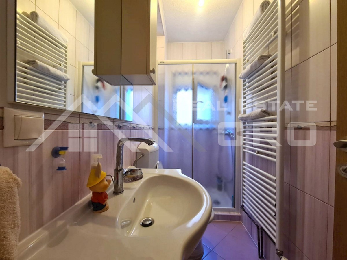 Nepremičnine Čiovo - Opremljeno trisobno stanovanje v lepi stanovanjski soseski, prodamo