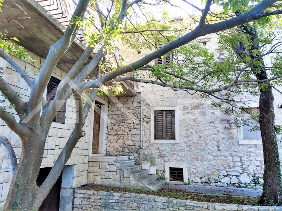 Nekretnine Brač - Tradicionalna hiša na izjemni lokaciji, v prvi vrsti do morja in blizu plaže, prodamo
