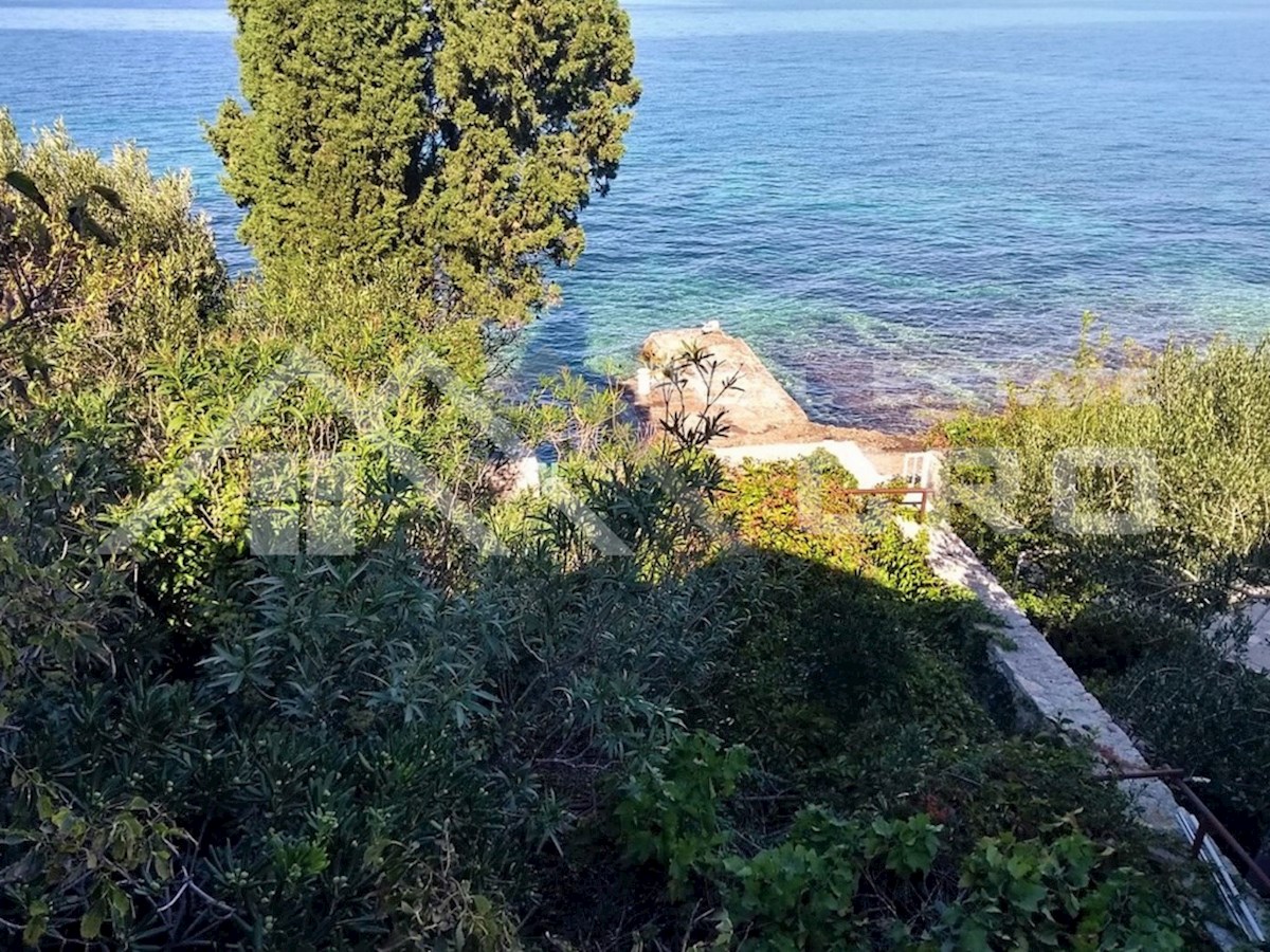 Nekretnine Brač - Tradicionalna hiša na izjemni lokaciji, v prvi vrsti do morja in blizu plaže, prodamo