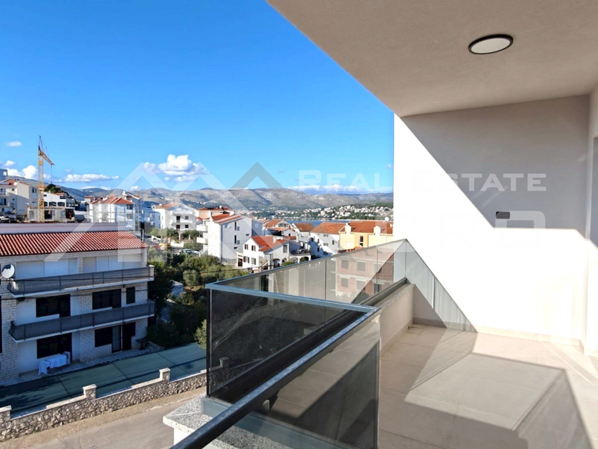 Nepremičnine Čiovo - Penthouse s strešno teraso, v novi stavbi v bližini morja in plaž, prodamo