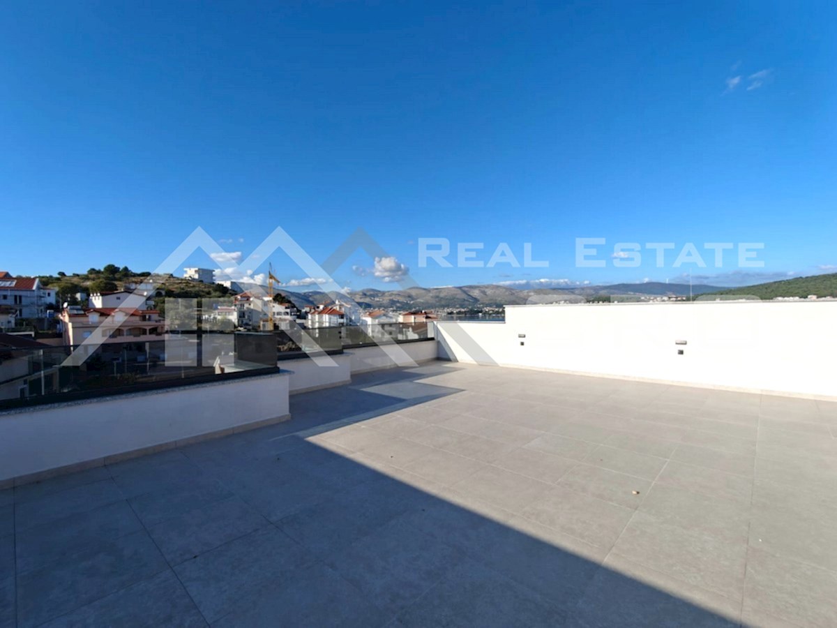 Nepremičnine Čiovo - Penthouse s strešno teraso, v novi stavbi v bližini morja in plaž, prodamo