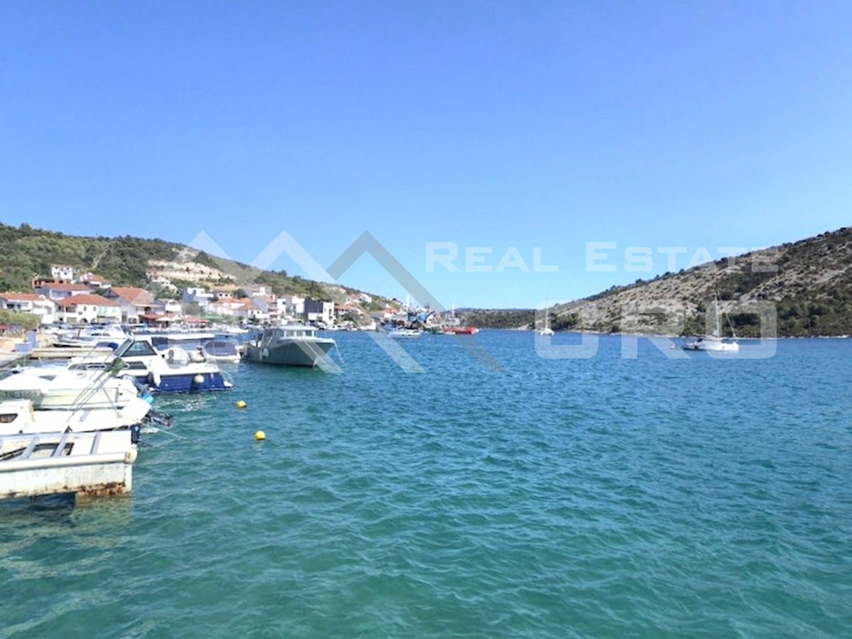 Nepremičnine Trogir - Gradbeno zemljišče z veljavnim dovoljenjem, druga vrsta do morja, območje Trogirja, naprodaj
