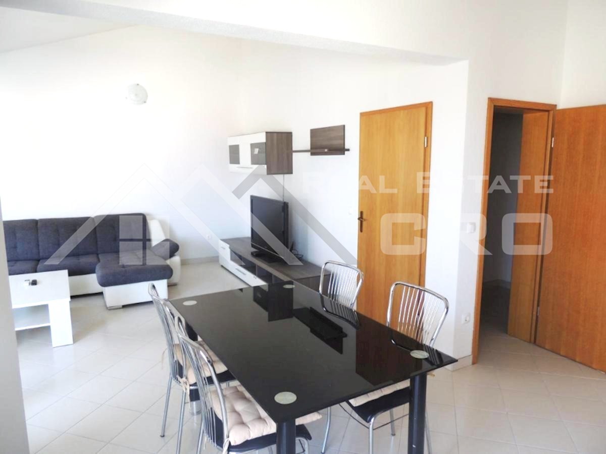 Nepremičnine Čiovo – Prostorno, popolnoma opremljeno dvosobno stanovanje s pogledom na morje, naprodaj