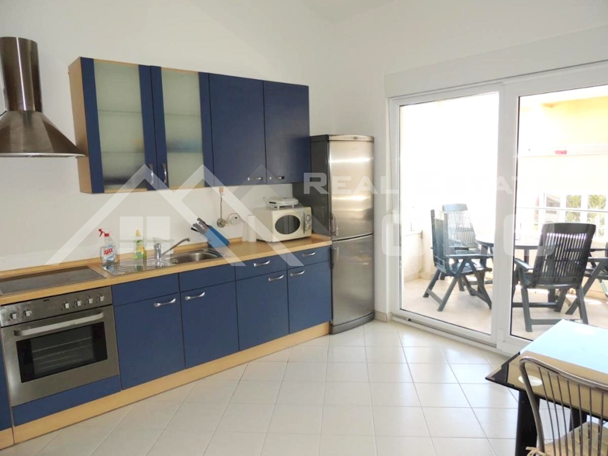 Nepremičnine Čiovo – Prostorno, popolnoma opremljeno dvosobno stanovanje s pogledom na morje, naprodaj