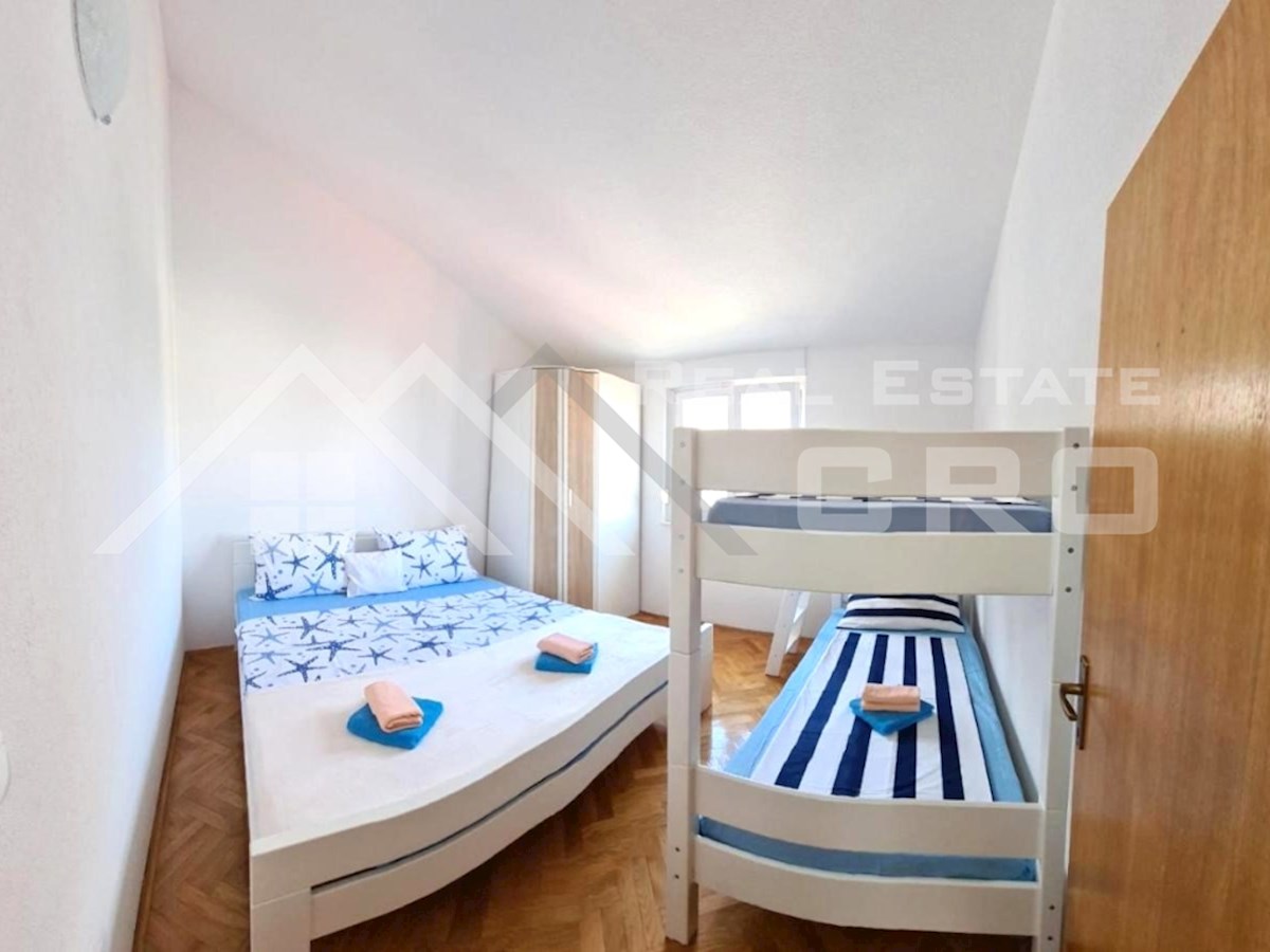 Nepremičnine Čiovo – Prostorno, popolnoma opremljeno dvosobno stanovanje s pogledom na morje, naprodaj