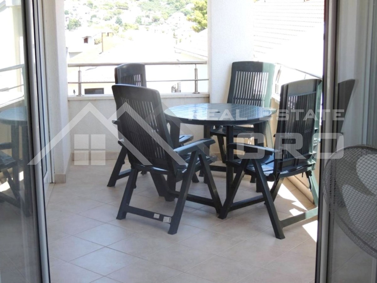 Nepremičnine Čiovo – Prostorno, popolnoma opremljeno dvosobno stanovanje s pogledom na morje, naprodaj