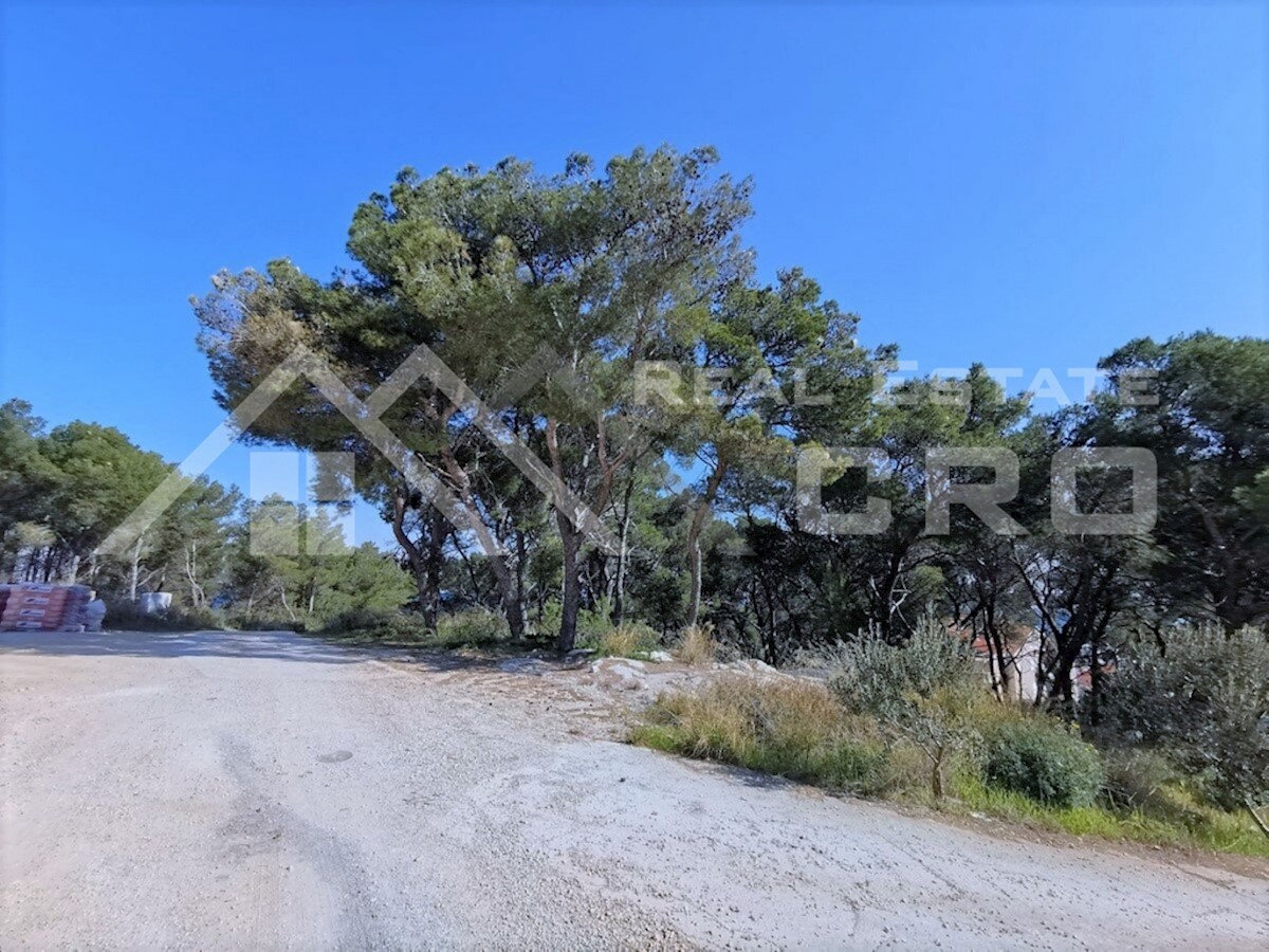 Nepremičnine Brač - Zazidljivo zemljišče na atraktivni lokaciji, s pogledom na morje, prodamo