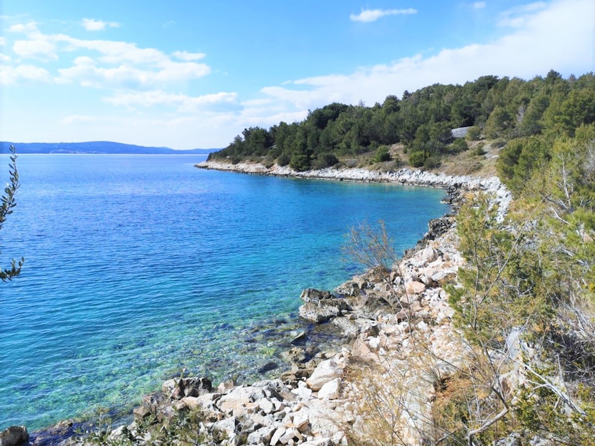 Nepremičnine Brač - Veliko kmetijsko zemljišče v prvi vrsti do morja, prodamo