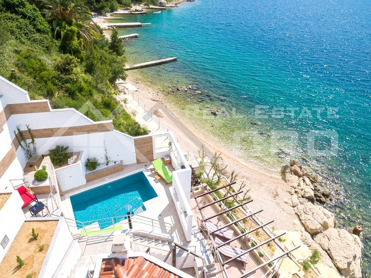 Nepremičnine Omiš - Edinstvena nepremičnina prva vrsta do morja, z dvema objektoma, bazenom in parkiriščem, okolica Omiša, naprodaj
