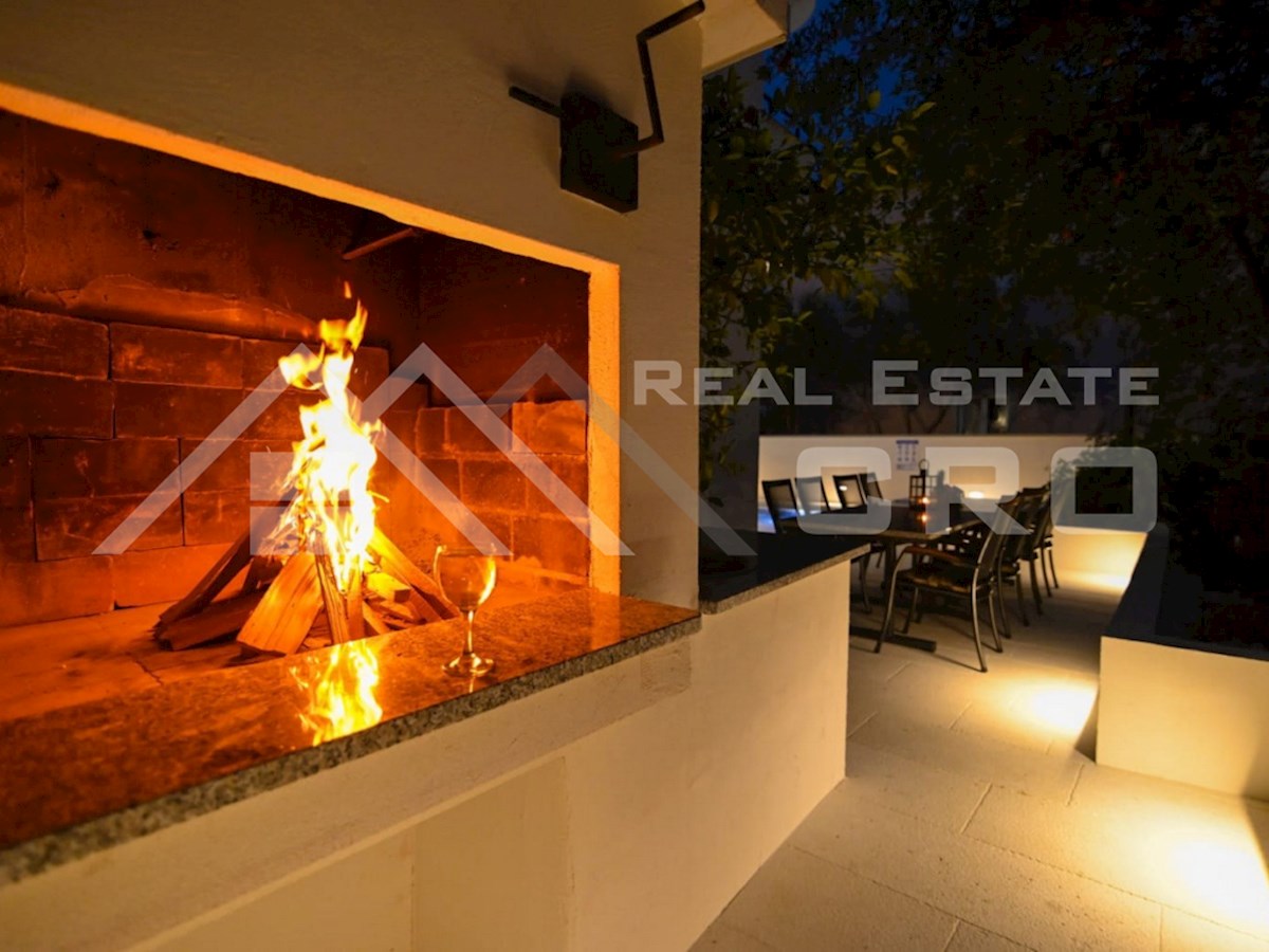 Nepremičnine Čiovo – Opremljeno stanovanje z velikim bazenom in dodatnim studiom, prodamo