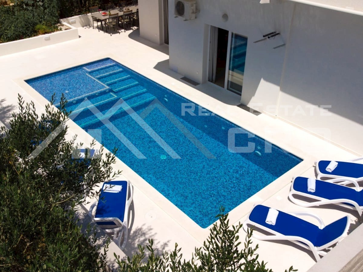 Nepremičnine Čiovo – Opremljeno stanovanje z velikim bazenom in dodatnim studiom, prodamo