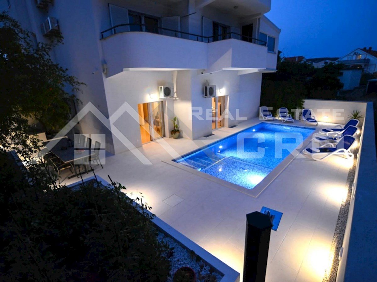 Nepremičnine Čiovo – Opremljeno stanovanje z velikim bazenom in dodatnim studiom, prodamo