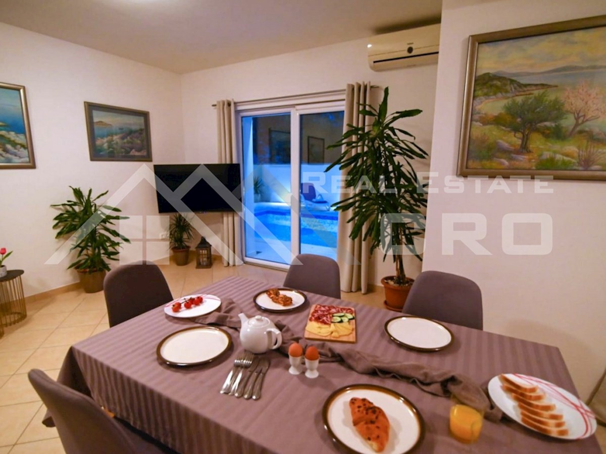 Nepremičnine Čiovo – Opremljeno stanovanje z velikim bazenom in dodatnim studiom, prodamo