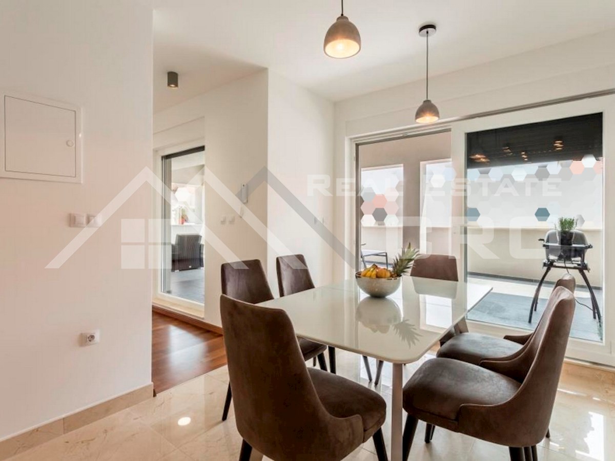 Nepremičnine Split – Opremljeno dvoetažno stanovanje v bližini morja in plaže, Podstrana, naprodaj