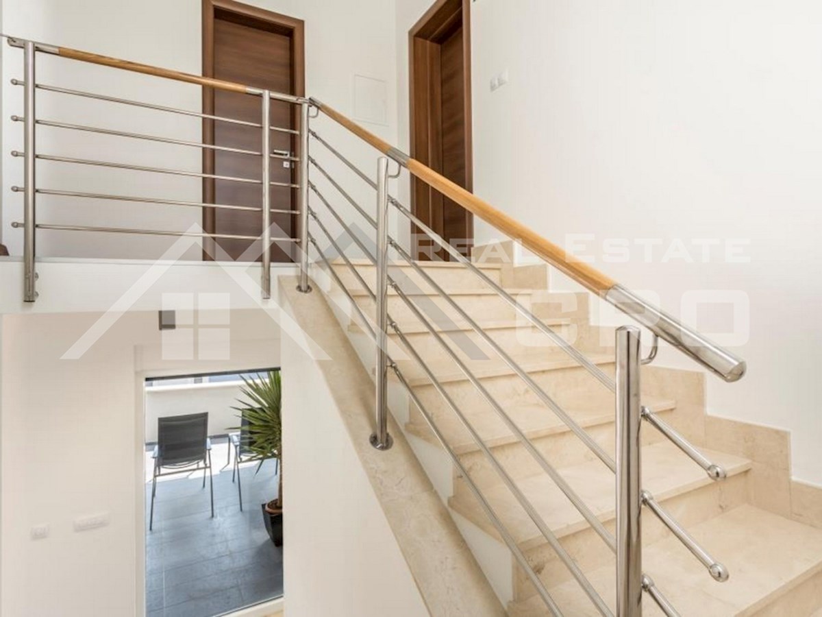 Nepremičnine Split – Opremljeno dvoetažno stanovanje v bližini morja in plaže, Podstrana, naprodaj