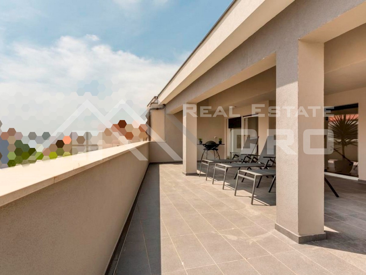 Nepremičnine Split – Opremljeno dvoetažno stanovanje v bližini morja in plaže, Podstrana, naprodaj