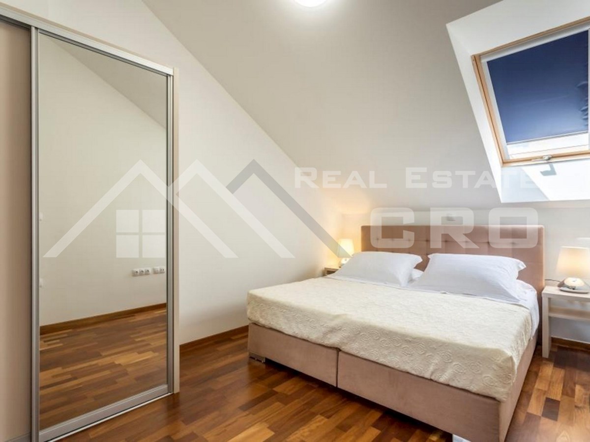 Nepremičnine Split – Opremljeno dvoetažno stanovanje v bližini morja in plaže, Podstrana, naprodaj