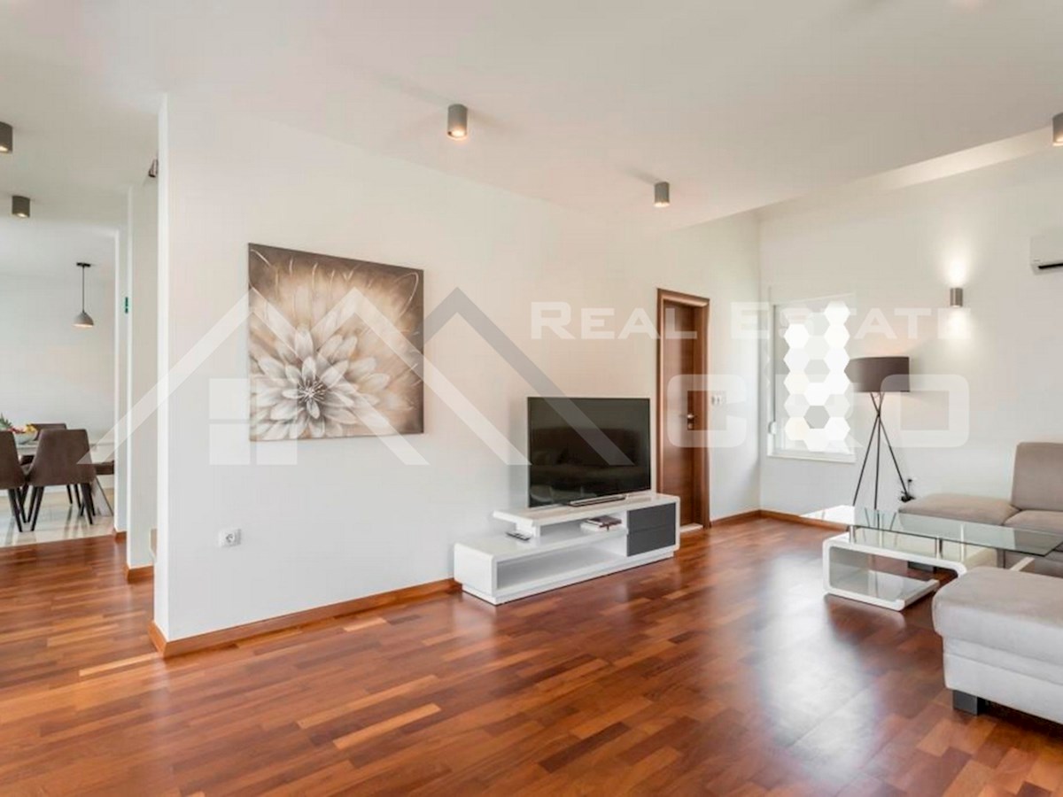 Nepremičnine Split – Opremljeno dvoetažno stanovanje v bližini morja in plaže, Podstrana, naprodaj