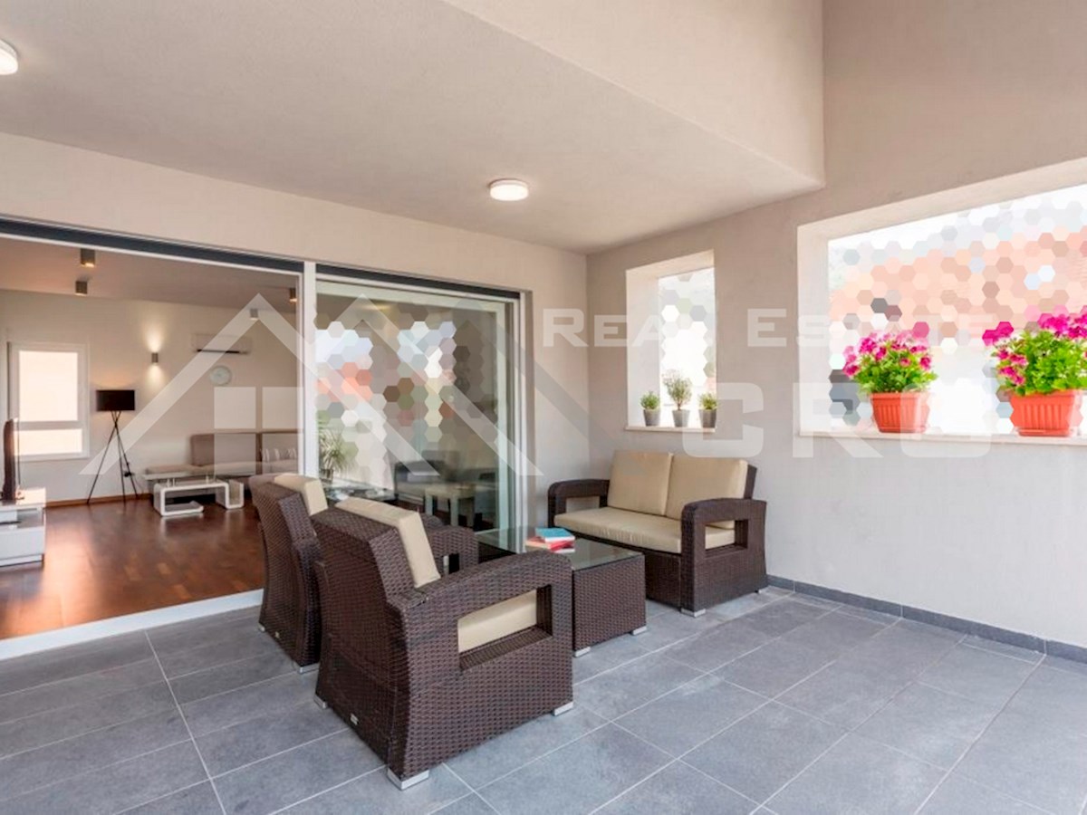 Nepremičnine Split – Opremljeno dvoetažno stanovanje v bližini morja in plaže, Podstrana, naprodaj