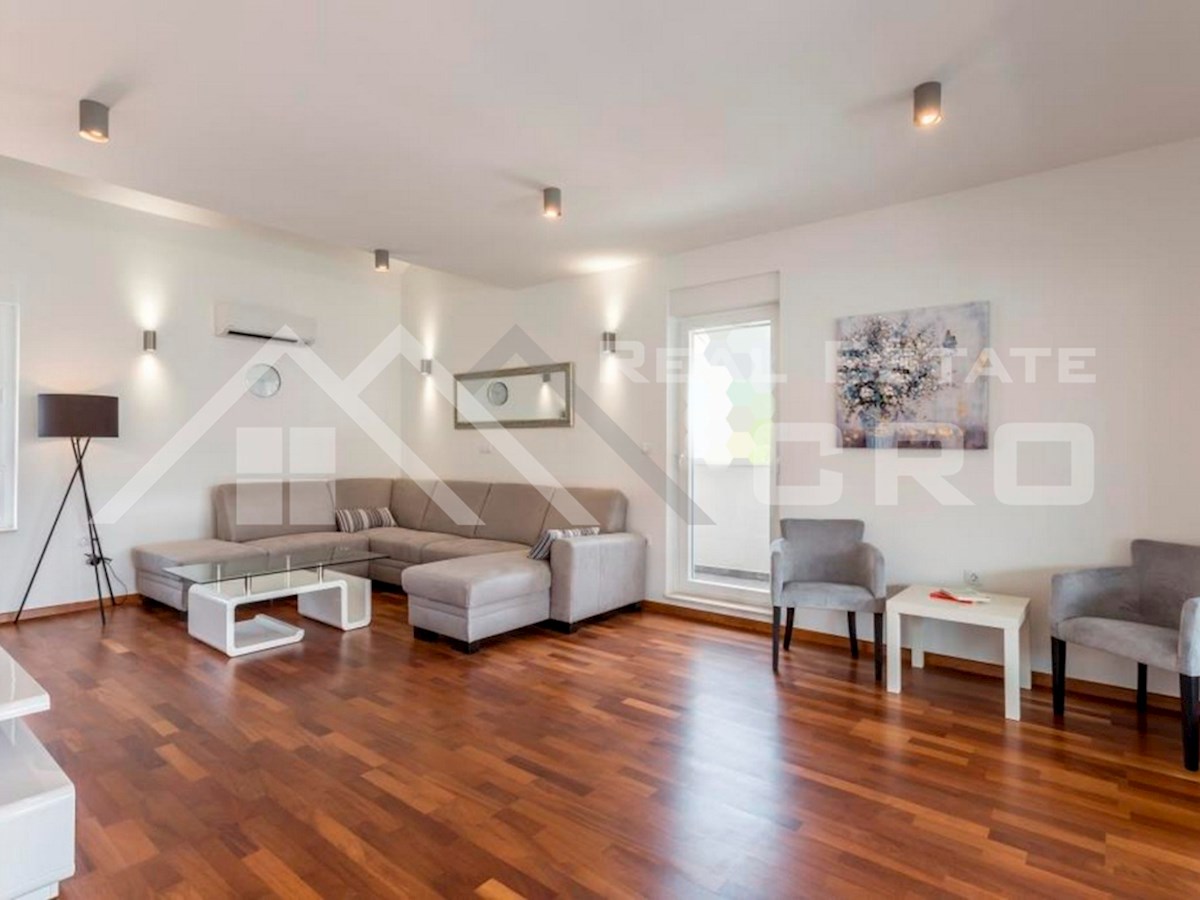 Nepremičnine Split – Opremljeno dvoetažno stanovanje v bližini morja in plaže, Podstrana, naprodaj