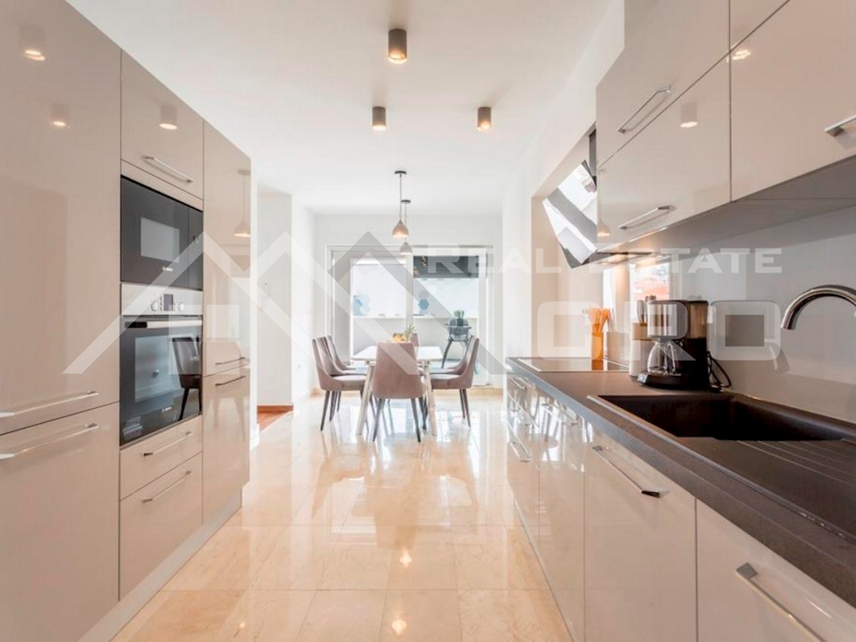 Nepremičnine Split – Opremljeno dvoetažno stanovanje v bližini morja in plaže, Podstrana, naprodaj