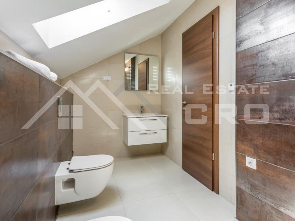 Nepremičnine Split – Opremljeno dvoetažno stanovanje v bližini morja in plaže, Podstrana, naprodaj