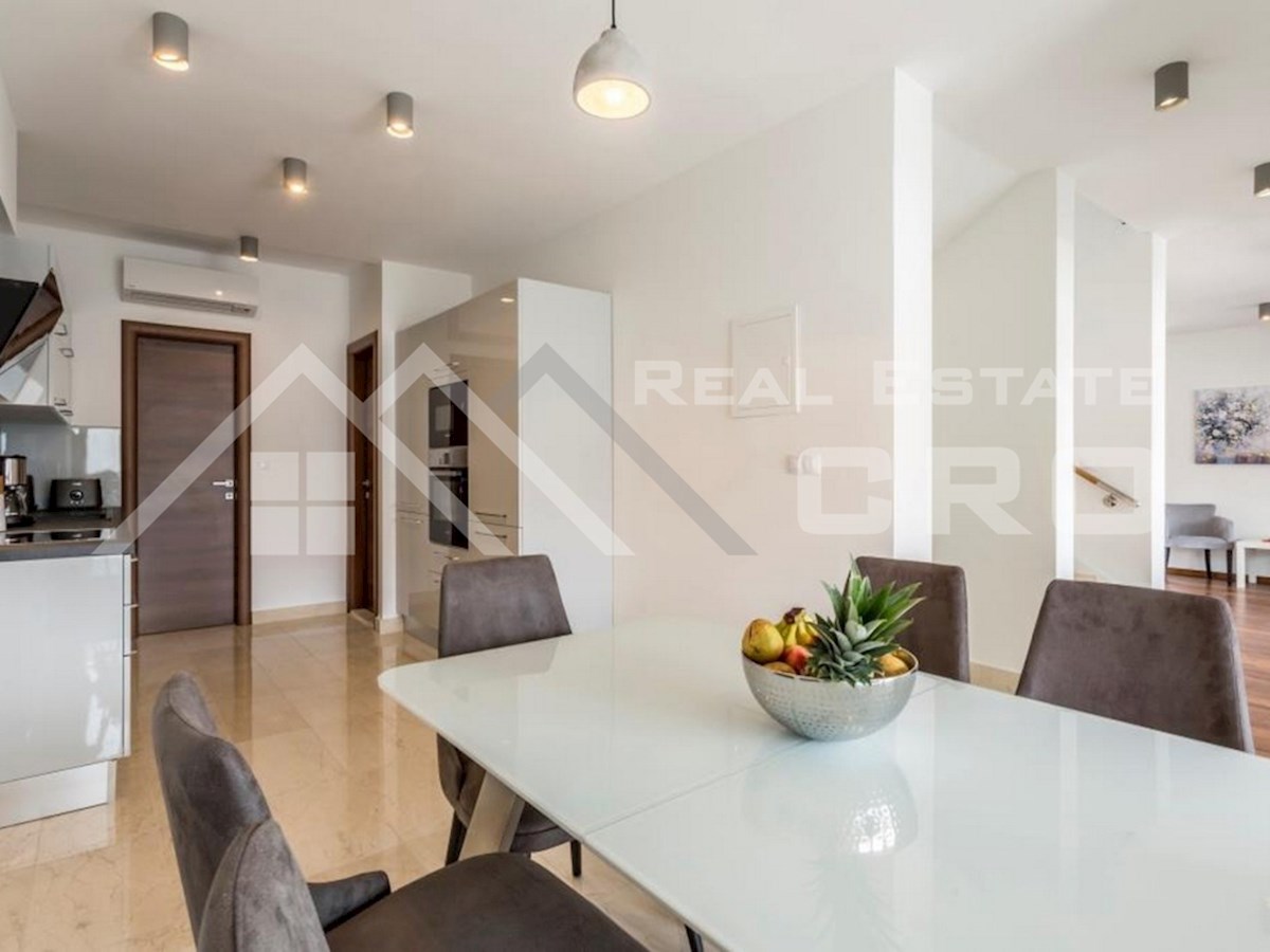 Nepremičnine Split – Opremljeno dvoetažno stanovanje v bližini morja in plaže, Podstrana, naprodaj