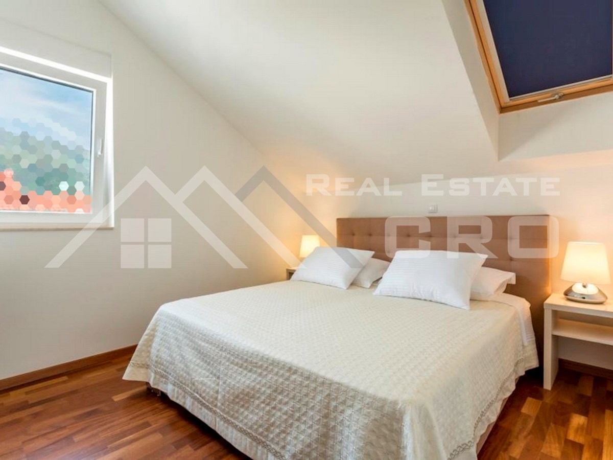 Nepremičnine Split – Opremljeno dvoetažno stanovanje v bližini morja in plaže, Podstrana, naprodaj