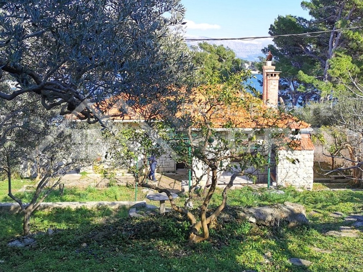Nekretnine Brač - Očarljiva kamnita hiša v prvi vrsti do morja s čudovitim razgledom, prodamo