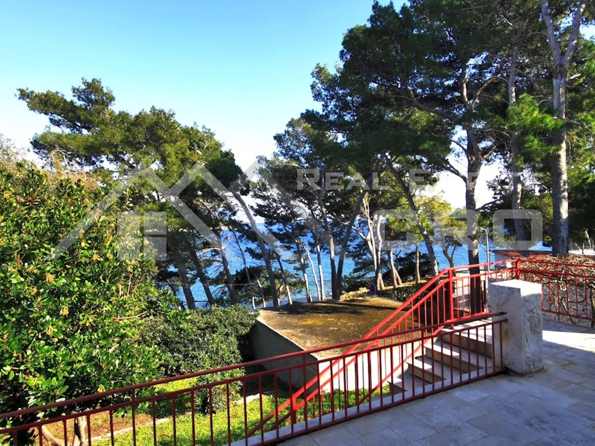 Nekretnine Brač - Očarljiva kamnita hiša v prvi vrsti do morja s čudovitim razgledom, prodamo