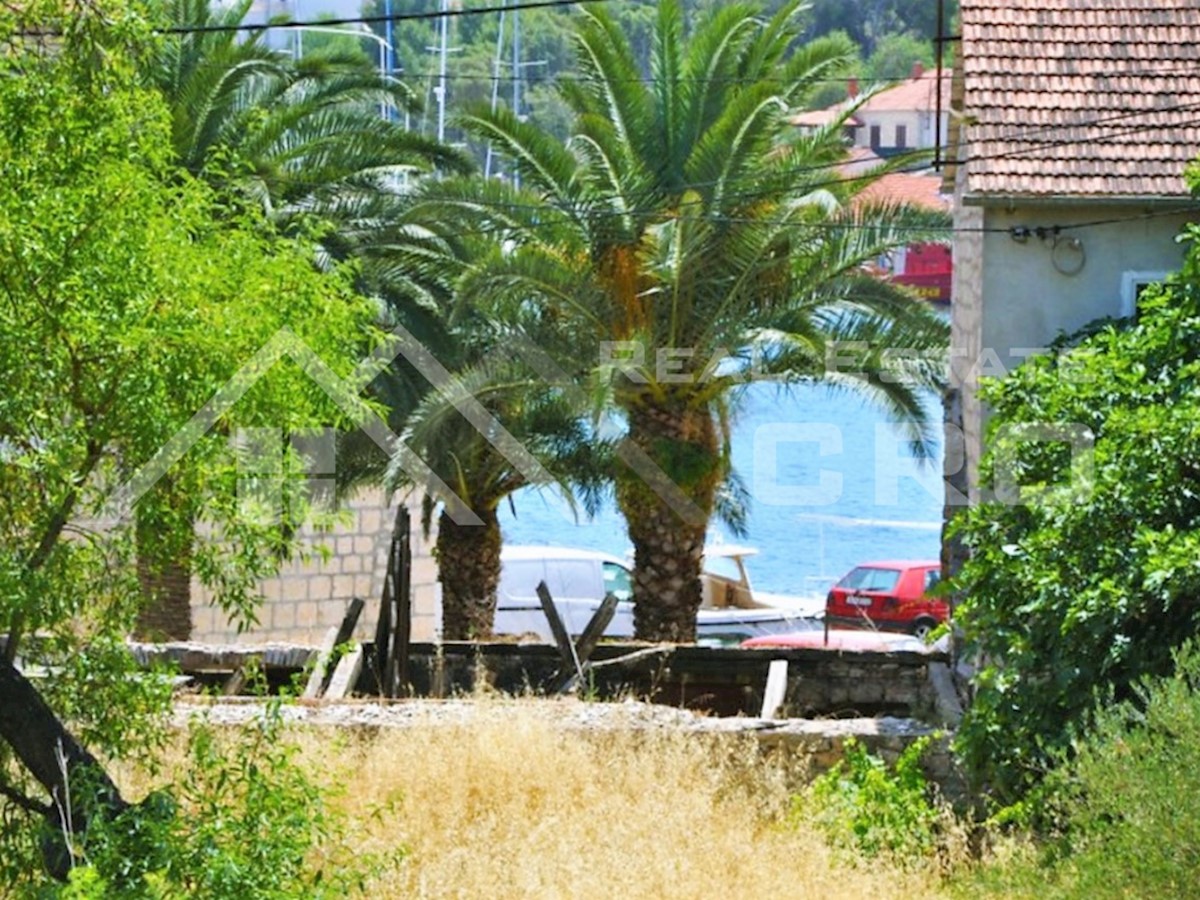 Nepremičnine Brač - Zazidljivo zemljišče na odlični lokaciji, v centru naselja in s pogledom na morje, prodamo