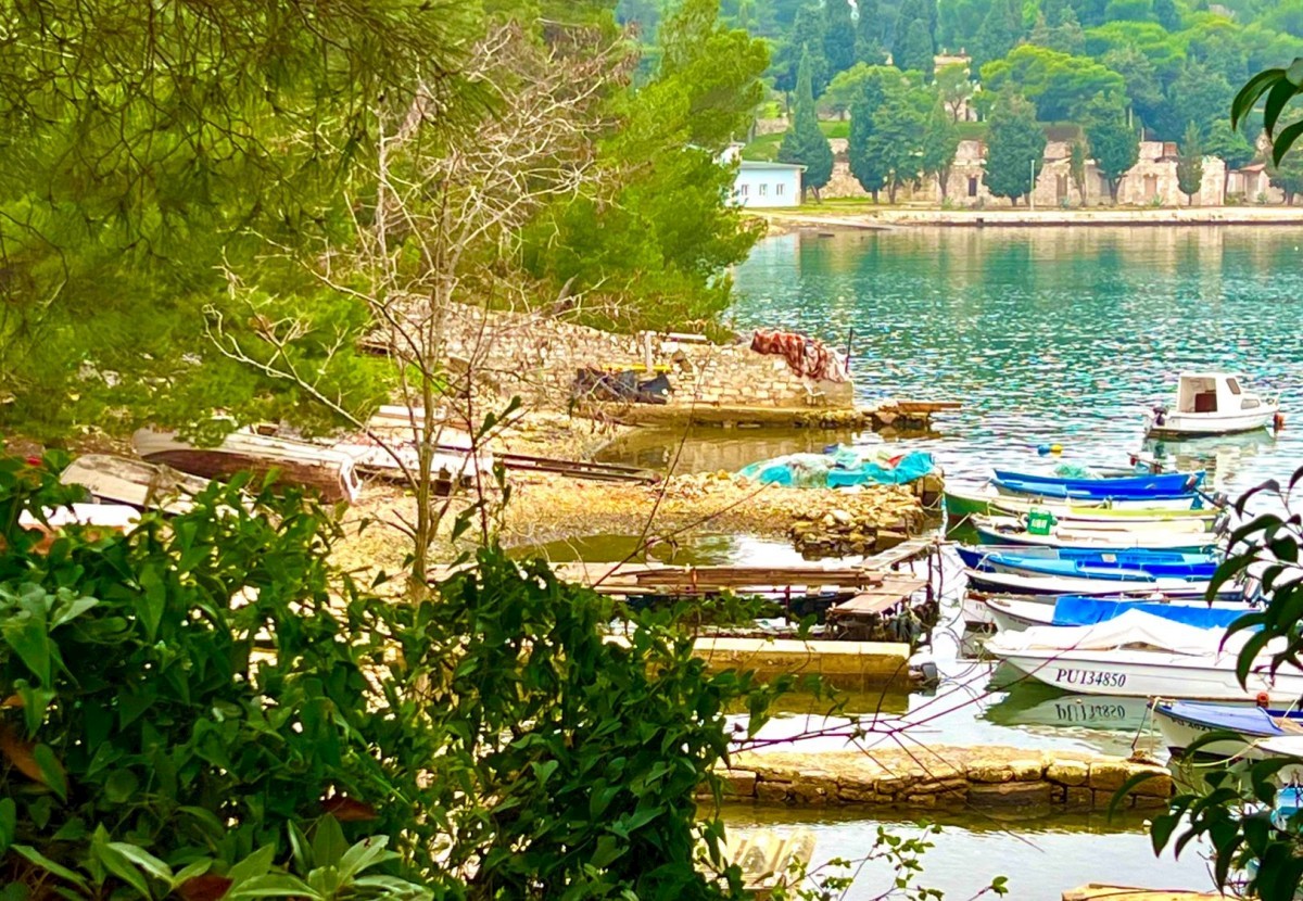 Prva vrsta do morja, v poslovni coni, zazidljivo zemljišče, dva objekta in skladišče Pula, Istra, Hrvaška