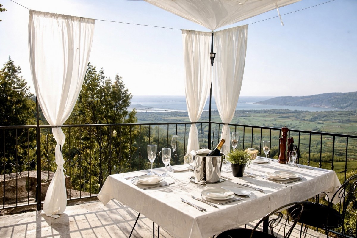 ZGODOVINSKI GRAD NA DOMINANTNI POLOŽAJI Z RAZGLEDOM NA MORJE BUJE, ISTRA, HRVAŠKA