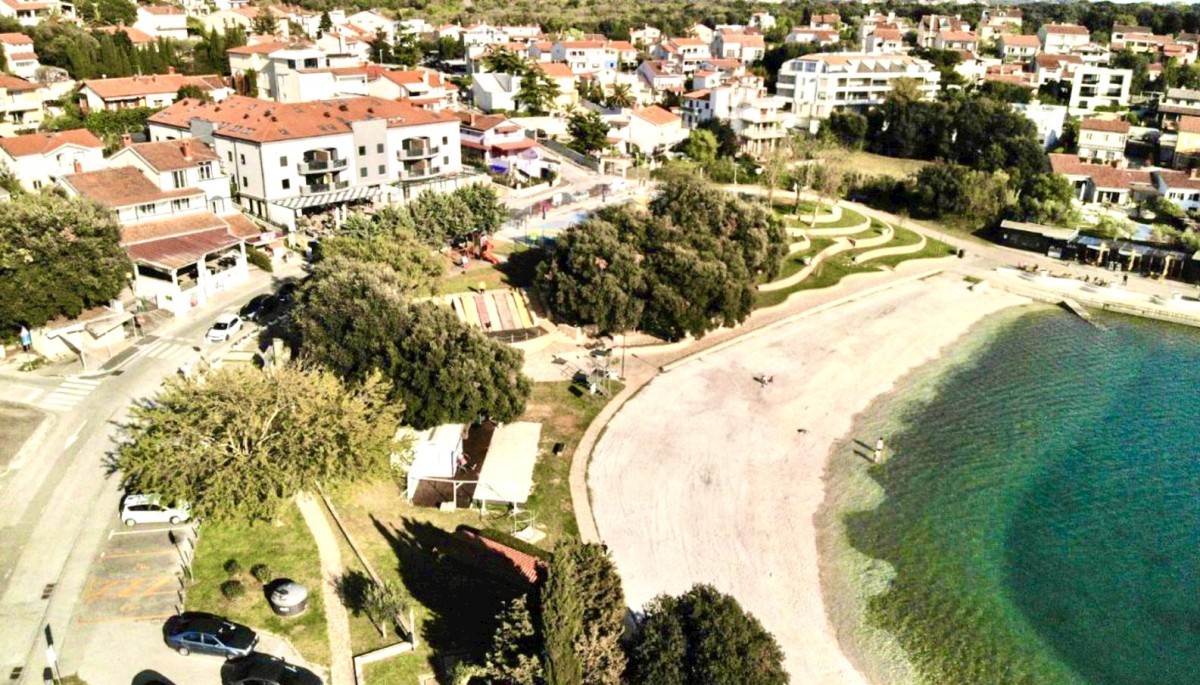 Razkošno Stanovanje ob Plaži Naprodaj: Vrhunska Lokacija na Peščeni Plaži