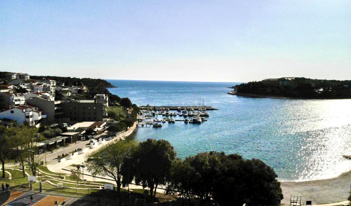 Razkošno Stanovanje ob Plaži Naprodaj: Vrhunska Lokacija na Peščeni Plaži