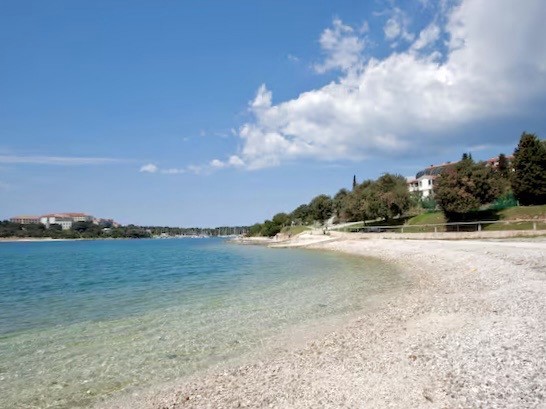 Pješčana Uvala, prva vrsta do morja, odlična pozicija ob plaži, ekskluziven apartma za prodajo, Pula, Istra, Hrvaška