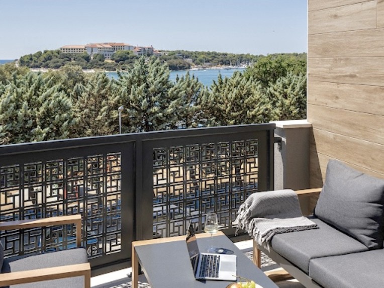 Pješčana Uvala, prva vrsta do morja, odlična pozicija ob plaži, ekskluziven apartma za prodajo, Pula, Istra, Hrvaška
