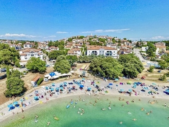 Pješčana Uvala, prva vrsta do morja, odlična pozicija ob plaži, ekskluziven apartma za prodajo, Pula, Istra, Hrvaška