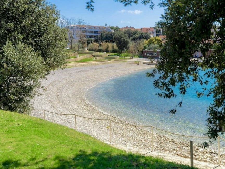 Pješčana Uvala, prva vrsta do morja, odlična pozicija ob plaži, ekskluziven apartma za prodajo, Pula, Istra, Hrvaška