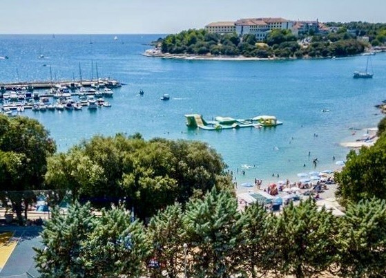 Pješčana Uvala, prva vrsta do morja, odlična pozicija ob plaži, ekskluziven apartma za prodajo, Pula, Istra, Hrvaška